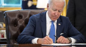 Tổng thống Biden ký lại đạo luật 81 năm trước để dễ hỗ trợ vũ khí cho Ukraine