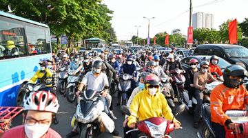 Chưa hết kỳ nghỉ lễ, người dân trở lại Hà Nội khiến cửa ngõ thủ đô ùn ứ