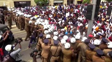 Khủng hoảng nghiêm trọng, Thủ tướng Sri Lanka từ chức