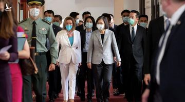 Tranh cãi trái chiều quanh chuyến công du “đầy sóng gió” trong lịch sử của bà Nancy Pelosi