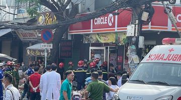 Sập cửa hàng ở TP.HCM, nghi nhiều người mắc kẹt