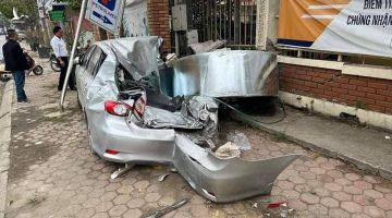 Cuộn thép hàng chục tấn rơi xuống đường đè bẹp ô tô con