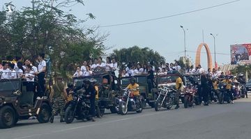 Nhóm người lạ mặc đồ lính ‘hộ tống’ thí sinh áo dài tại Cửa Lò