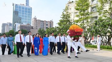 Đoàn đại biểu TP.HCM dâng hương tưởng niệm Chủ tịch Hồ Chí Minh và Chủ tịch Tôn Đức Thắng