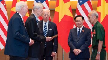 Chủ tịch Quốc hội và Tổng thống Biden chứng kiến lễ trao kỷ vật chiến tranh