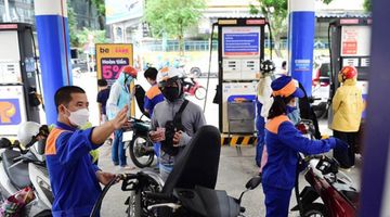 15h hôm nay: Xăng RON 95 giảm 410 đồng, giá bán 23.130 đồng/lít