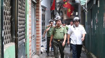 Thứ trưởng Bộ Công an Trần Quốc Tỏ đã tới hiện trường vụ cháy nhà trọ ở phố Trung Kính