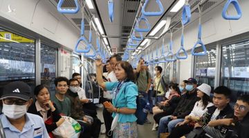 So với ngày đầu đạt 150.000 lượt khách, lượng người dân đi tàu metro số 1 trong ngày thứ hai vận hành giảm hẳn