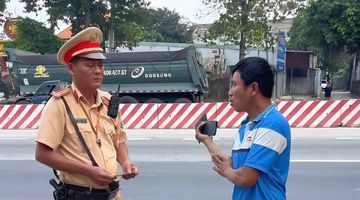 Bình Dương: Dòng xe dừng chờ đèn đỏ tại giao lộ đứng quá vạch, bị cảnh sát giao thông thổi còi