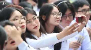 Bộ Chính trị quyết định thực hiện miễn toàn bộ học phí cho học sinh từ mầm non đến hết trung học phổ thông công lập