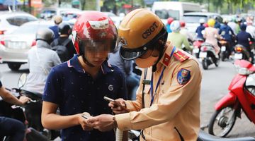 Nhiều trường hợp vi phạm giao thông cố tình giấu giấy phép lái xe để né tránh việc trừ điểm hoặc tước bằng