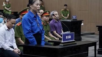 Cựu bí thư Tỉnh ủy Vĩnh Phúc Hoàng Thị Thúy Lan và các bị cáo vụ án Phúc Sơn đến tòa