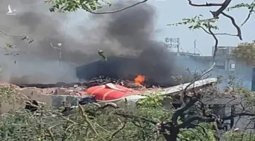 Ấn Độ: Máy bay Boeing chở 242 người rơi, bốc cháy dữ dội