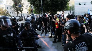 BQP Mỹ điều 2000 vệ binh, 700 lính thủy đánh bộ, ông Trump ủng hộ bắt giữ Thống đốc California