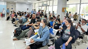 Nhiều bệnh viện TP.HCM gặp khó vì BHYT vượt dự toán chưa được thanh toán