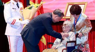 Tổng Bí thư Tô Lâm trao danh hiệu Anh hùng Lao động tặng bà Nguyễn Thị Bình