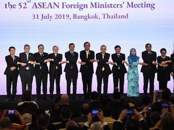 Thủ tướng Thái Lan Prayuth Chan-o-cha cùng ngoại trưởng các nước ASEAN /// AFP