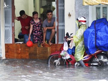 Mưa to gây ngập kinh hoàng đường Phạm Văn Đồng, giao thông tê liệt - ảnh 4