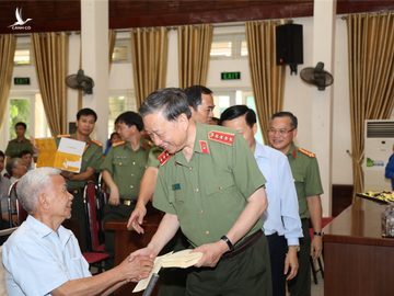 Bộ trưởng Tô Lâm tặng quà các đồng chí thương bệnh binh tại Trung tâm điều dưỡng thương binh Thuận Thành.