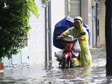 Mưa to gây ngập kinh hoàng đường Phạm Văn Đồng, giao thông tê liệt - ảnh 5