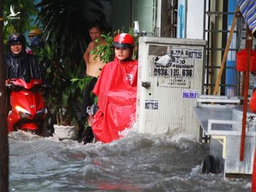 Mưa to gây ngập kinh hoàng đường Phạm Văn Đồng, giao thông tê liệt - ảnh 6