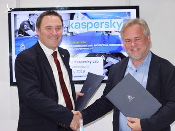 Eugene Kaspersky - CEO Kaspersky và Craig Jones - Giám đốc tội phạm mạng tại Interpol /// Ảnh: Kaspersky