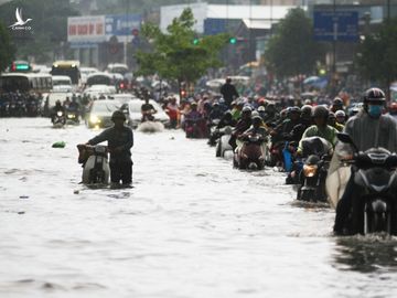 Cảnh ngập nước kinh hoàng vào chiều 17.7 tại đường Phạm Văn Đồng (P.Linh Đông, Q.Thủ Đức) /// Phạm Hữu 