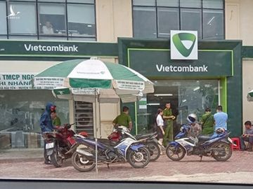 Ngăn chặn cướp ngân hàng, bảo vệ Vietcombank Nghi Sơn bị bắn trọng thương - ảnh 1