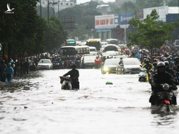 Mưa to gây ngập kinh hoàng đường Phạm Văn Đồng, giao thông tê liệt - ảnh 2