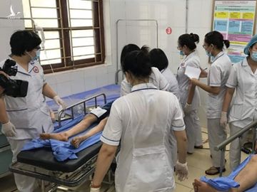 Quảng Ninh: Xe chở 20 du khách lao xuống vực, 2 người chết - ảnh 1