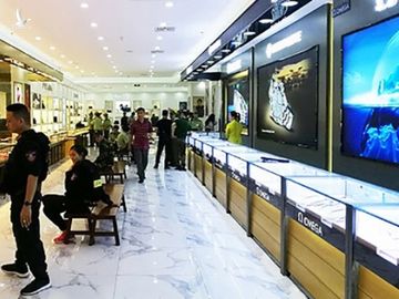 Lực lượng chức năng kiểm tra Trung tâm thương mại Thương trường quốc tế Hồng Nguyên /// Ảnh N.H 