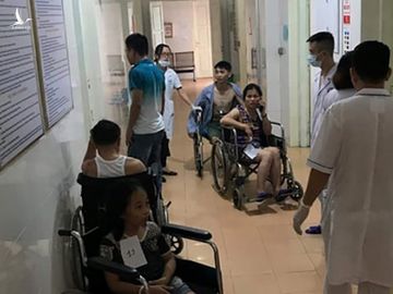 Quảng Ninh: Xe chở 20 du khách lao xuống vực, 2 người chết - ảnh 2
