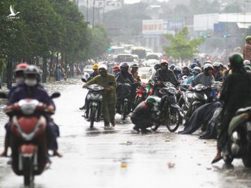 Mưa to gây ngập kinh hoàng đường Phạm Văn Đồng, giao thông tê liệt - ảnh 9