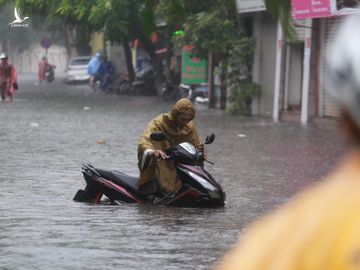 Trưa 25.7, mưa giông lớn đã xảy ra tại nhiều quận, huyện Hà Nội