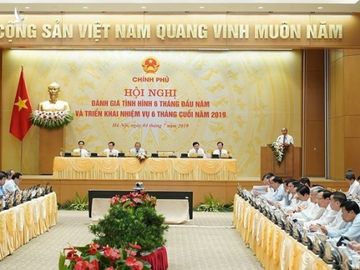 Thủ tướng: Vẫn còn một bộ phận cán bộ nhũng nhiễu, tiêu cực, lơ là công việc - ảnh 1