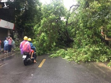 Mưa lớn, nhiều tuyến đường Hà Nội ngập sâu nửa mét - ảnh 9