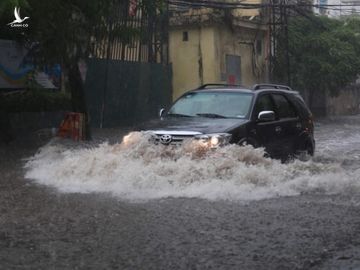 Mưa lớn, nhiều tuyến đường Hà Nội ngập sâu nửa mét - ảnh 3