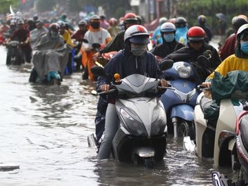 Mưa to gây ngập kinh hoàng đường Phạm Văn Đồng, giao thông tê liệt - ảnh 3