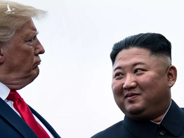 Tổng thống Mỹ Donald Trump (trái) và lãnh đạo Triều Tiên Kim Jong-un tại cuộc gặp ở Khu Phi quân sự liên Triều hôm 30/6. 