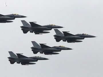 Phi đội tiêm kích F-16A/B Đài Loan bay biểu diễn hồi năm 2018. Ảnh: Nikkei. 