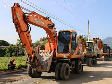 Xe múc sẵn sàng tại hiện trường khu đất vi phạm 