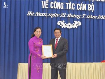 Trưởng ban Tổ chức Trung ương Phạm Minh Chính trao Quyết định của Bộ Chính trị cho đồng chí Lê Thị Thủy - Ảnh: Minh Châu