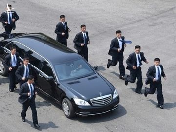 Chiếc xe Mercedes S600 Pullman Guard chống đạn được đội vệ sĩ 12 người bảo vệ của lãnh đạo Triều Tiên Kim Jong-un. Ảnh: AFP.