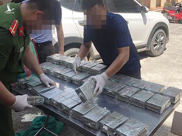 canh sat bat vu van chuyen 100 banh heroin hinh anh 1