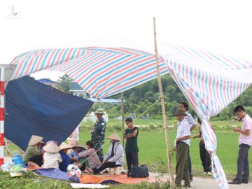 Người dân căng bạt dựng lều chặn xe rác. 