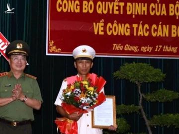 Thượng tướng Nguyễn Văn Thành chúc mừng đại tá Nguyễn Văn Nhựt trên cương vị mới  /// ẢNH: BẮC BÌNH