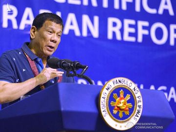 Tổng thống Philippines Rodrigo Duterte nói với Mỹ: “Chúng ta có hiệp ước phòng thủ chung mà, phải vận dụng chứ. Các ông muốn rắc rối chứ gì? Ok, chiến thôi”. Ảnh: Phủ Tổng thống Philippines.