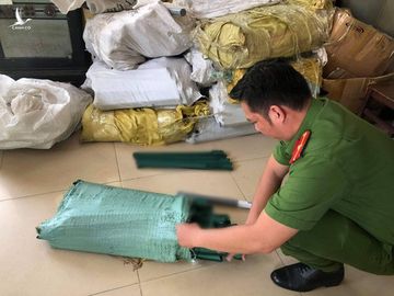 Bắt nhóm nhập hàng nóng nguy hiểm của Trung Quốc về TP HCM tiêu thụ - Ảnh 2.