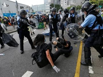 Hàng ngàn người biểu tình ở Hong Kong, đụng độ với cảnh sát