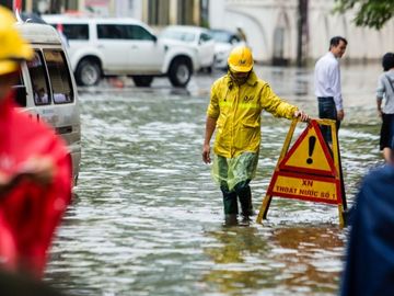 Mưa lớn, nhiều tuyến đường Hà Nội ngập sâu nửa mét - ảnh 2